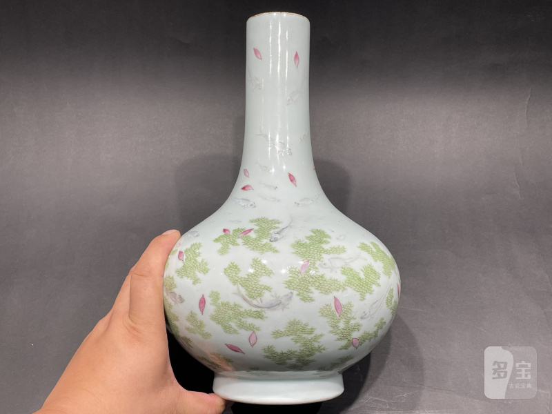 清道光 粉彩落花流水游鱼图瓶 - 图4
